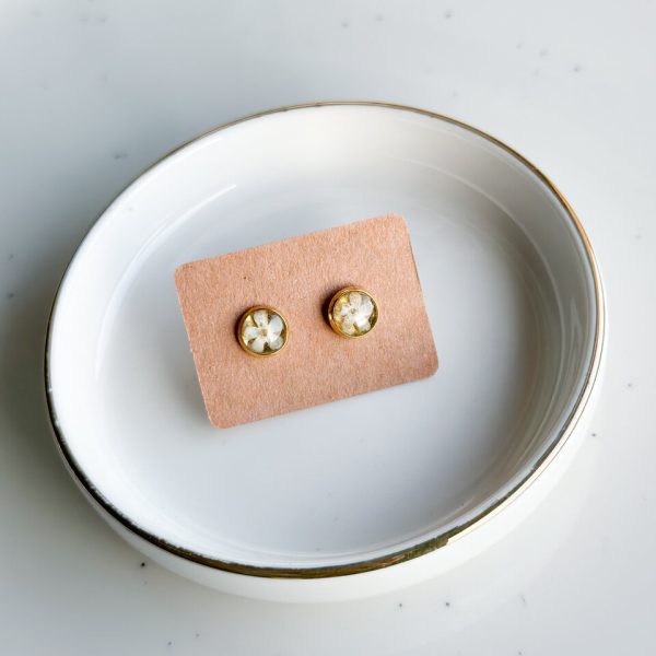 kolczyki z niezapominajkami, sztyfty handmade, rękodzieło, kolczyki z żywicy, biżuteria z prawdziwych kwiatów, eleganckie kolczyki ręcznie robione, biżuteria handmade