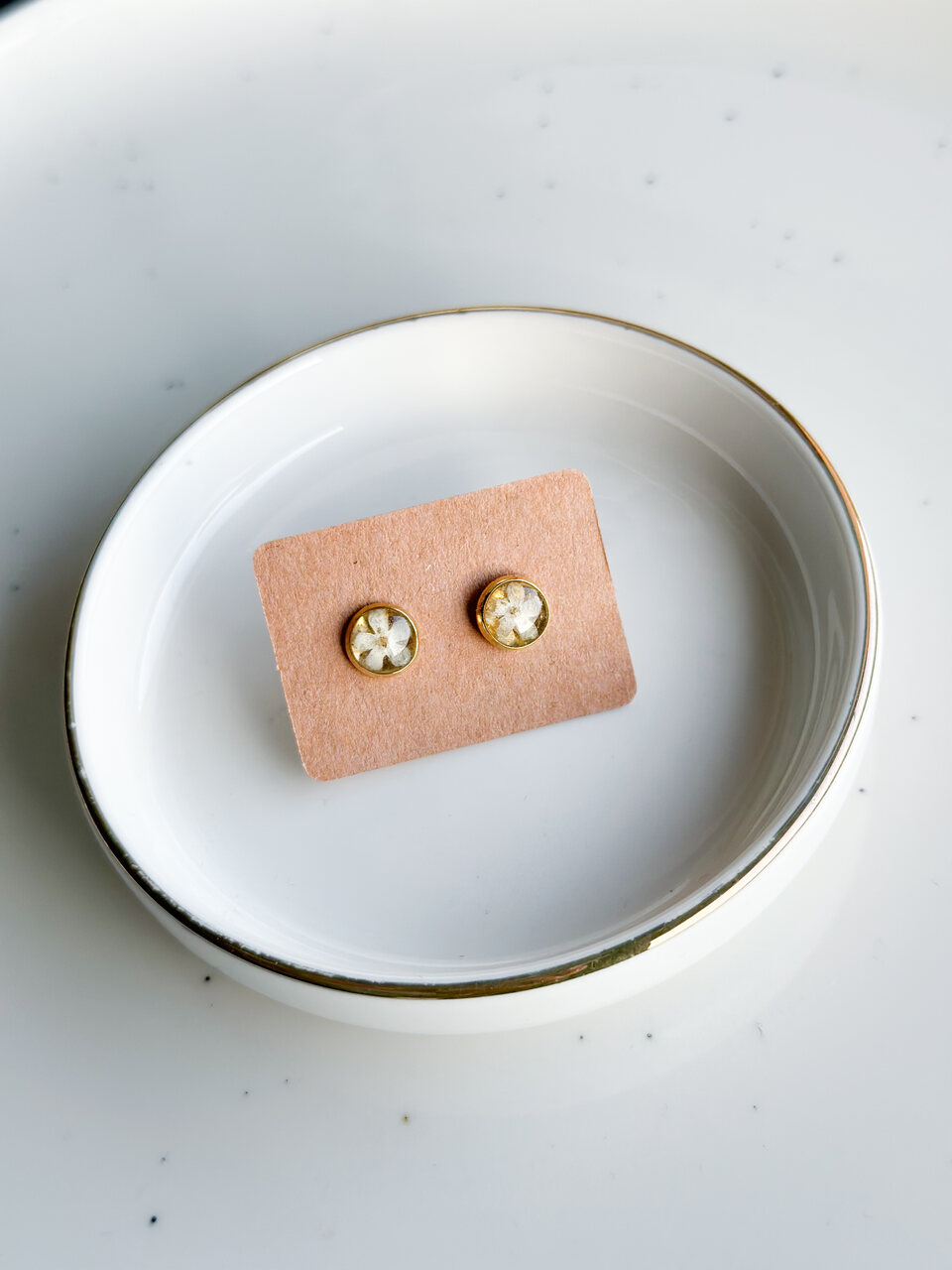 kolczyki z niezapominajkami, sztyfty handmade, rękodzieło, kolczyki z żywicy, biżuteria z prawdziwych kwiatów, eleganckie kolczyki ręcznie robione, biżuteria handmade