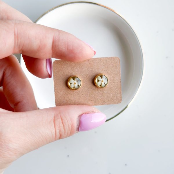 kolczyki z niezapominajkami, sztyfty handmade, rękodzieło, kolczyki z żywicy, biżuteria z prawdziwych kwiatów, eleganckie kolczyki ręcznie robione, biżuteria handmade