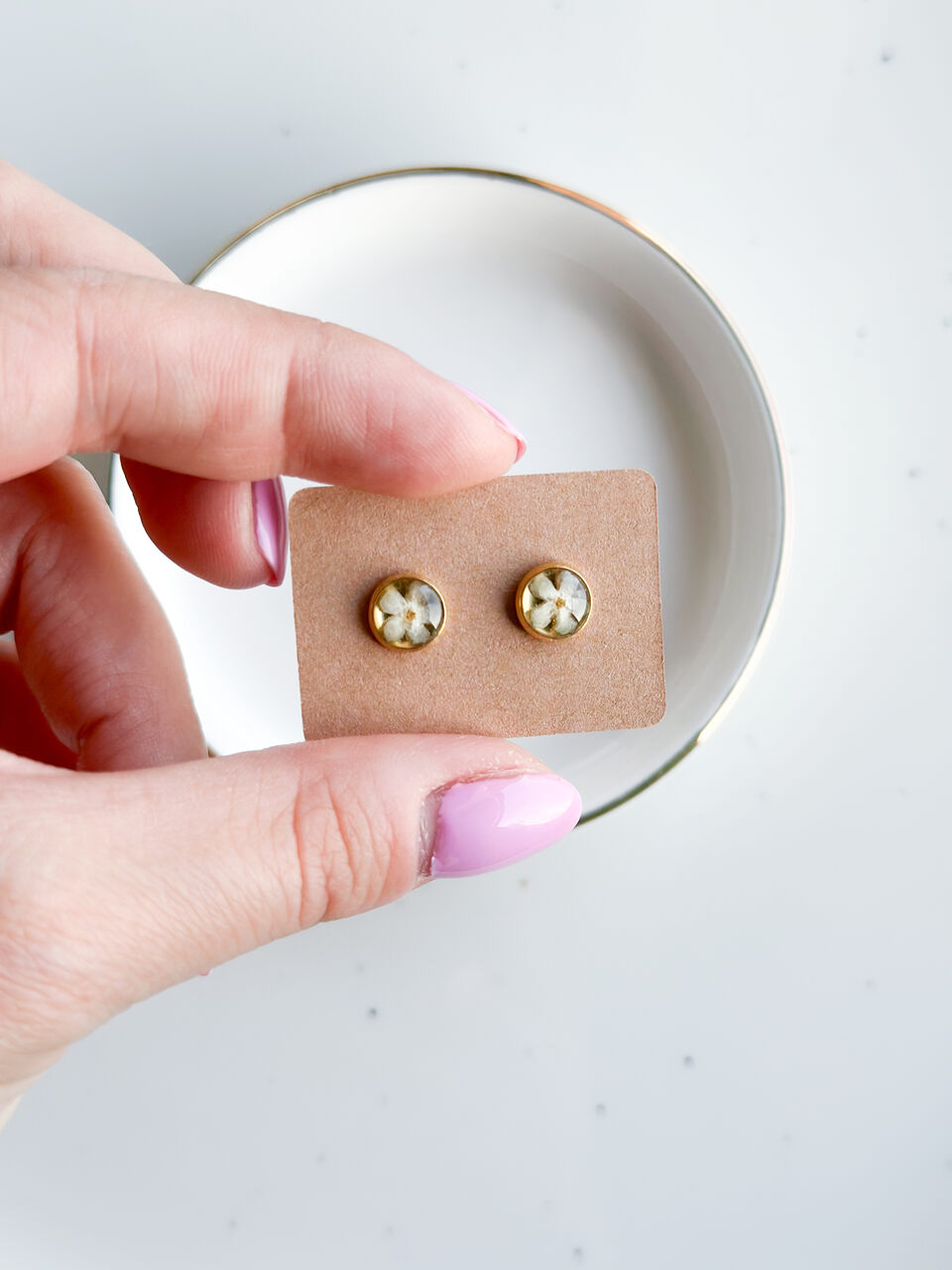 kolczyki z niezapominajkami, sztyfty handmade, rękodzieło, kolczyki z żywicy, biżuteria z prawdziwych kwiatów, eleganckie kolczyki ręcznie robione, biżuteria handmade