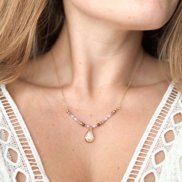 naszyjnik z niezapominajkami, naszyjnik handmade, złoty naszyjnik z żywicy, biżuteria z prawdziwych kwiatów, naszyjnik z naturalnymi kamieniami, rubin, ametyst, kamień księżycowy, naszyjnik z kamieniami, naszyjnik z łezką, ręcznie robiony naszyjnik, biżuteria z natury, amulet ochronny