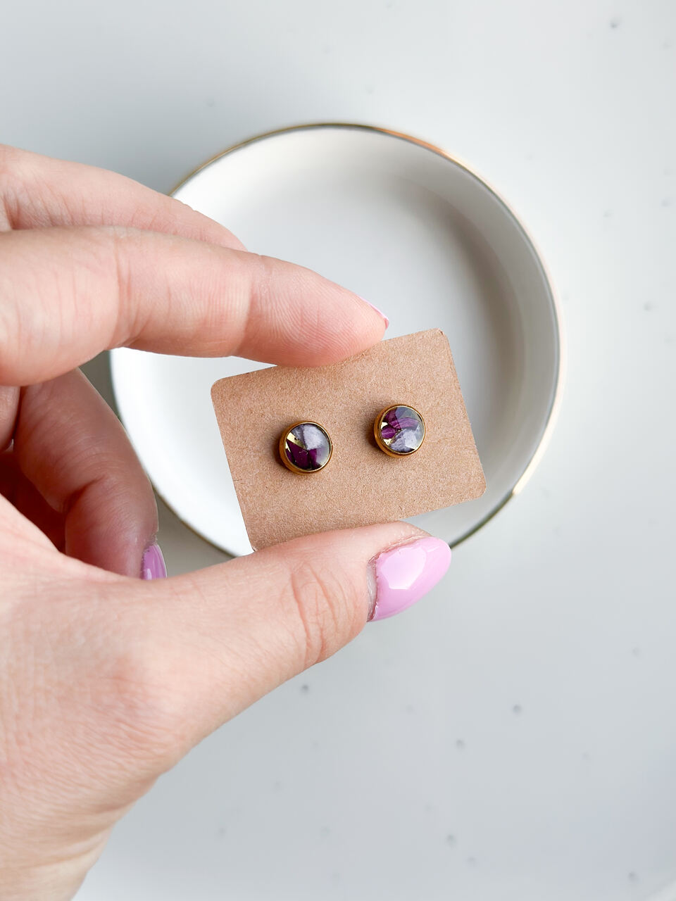 kolczyki handmade, sztyfty z kwiatami, rękodzieło, kolczyki z żywicy, biżuteria z prawdziwych kwiatów, eleganckie kolczyki ręcznie robione, biżuteria handmade