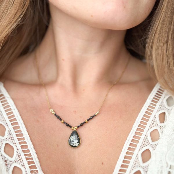 naszyjnik z niezapominajkami, naszyjnik handmade, złoty naszyjnik z żywicy, biżuteria z prawdziwych kwiatów, naszyjnik z naturalnym kamieniem, Noc Kairu, naszyjnik z łezką, ręcznie robiony naszyjnik, biżuteria ochronna, amulet z kwiatami, elegancki naszyjnik, naszyjnik z czarnym tłem