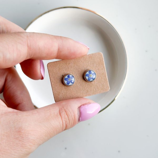 kolczyki handmade, sztyfty z kwiatami, rękodzieło, kolczyki z niezapominajkami, biżuteria z żywicy, biżuteria z prawdziwych kwiatów, srebrne kolczyki ręcznie robione, biżuteria handmade