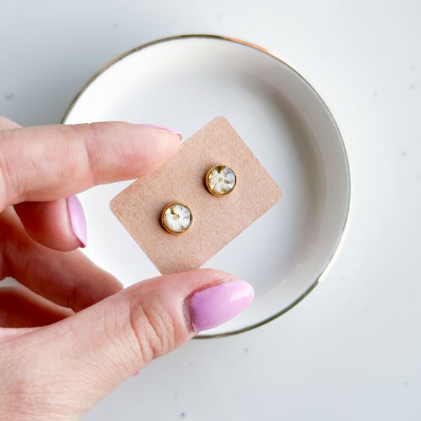 Kolczyki sztyfty z białą niezapominajką