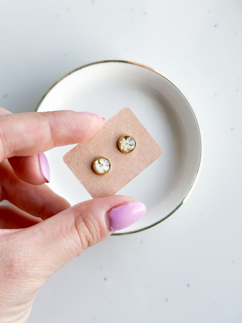 Kolczyki sztyfty z białą niezapominajką