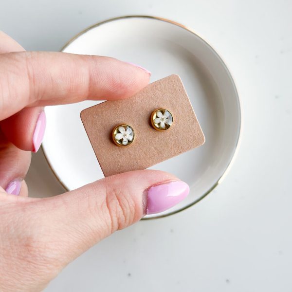 Kolczyki sztyfty z białą niezapominajką