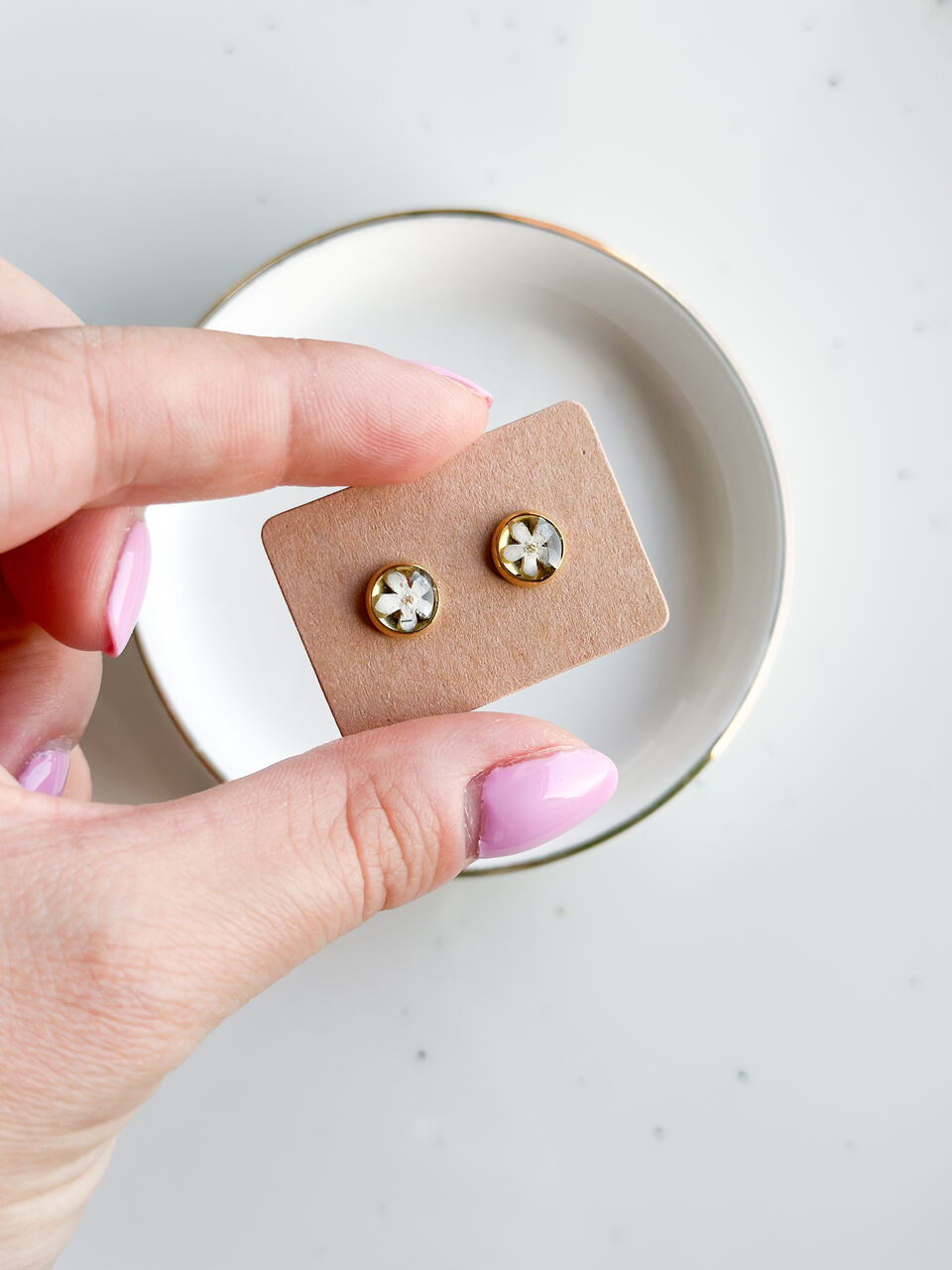 Kolczyki sztyfty z białą niezapominajką