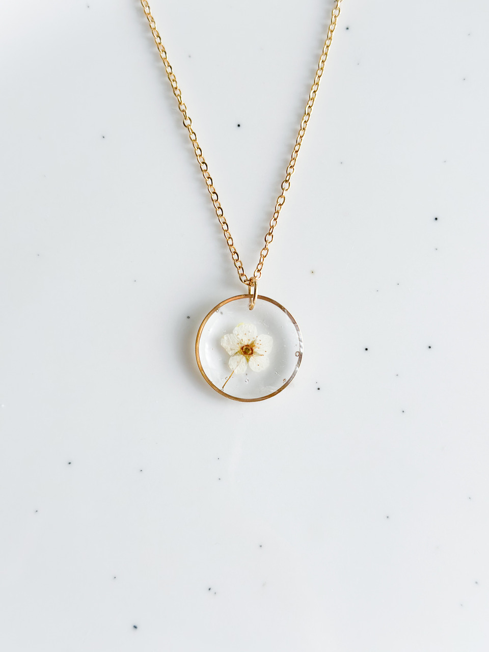 naszyjnik z kwiatem, naszyjnik z tawułą, biżuteria z żywicy, złoty naszyjnik handmade, naszyjnik z prawdziwym kwiatem