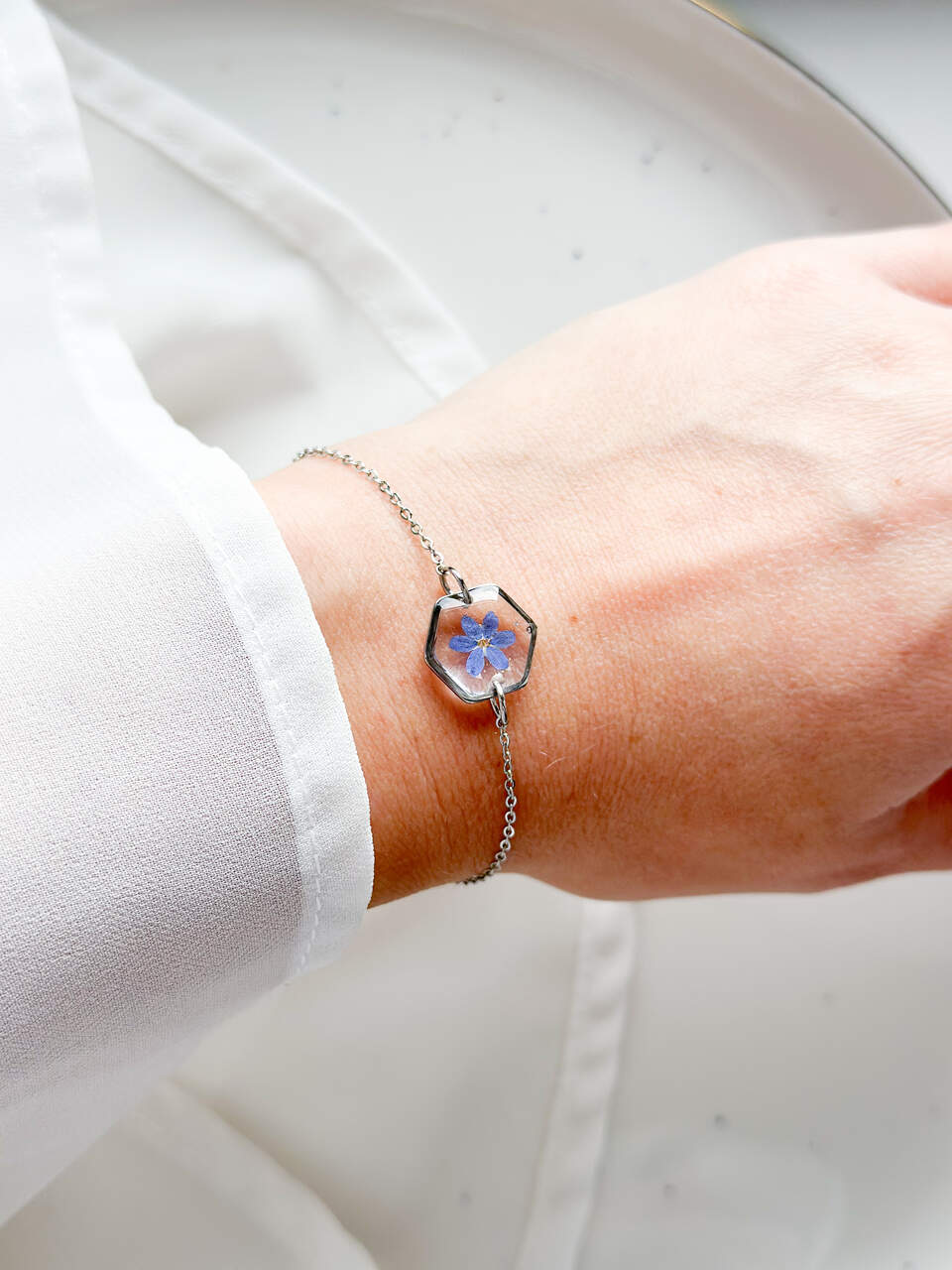 bransoletka z niezapominajką, srebrna bransoletka z żywicy, bransoletka z kwiatem w żywicy, biżuteria z niezapominajką, ręcznie robiona bransoletka, bransoletka handmade, bransoletka z żywicy epoksydowej, bransoletka z kwiatami, srebrna biżuteria z żywicy, prezent dla niej