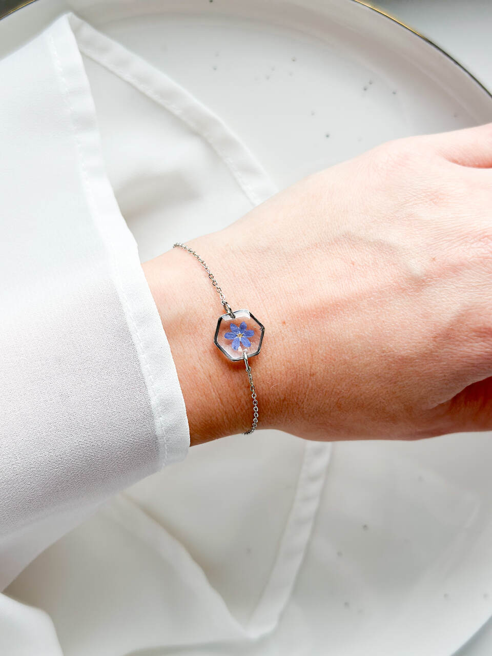 bransoletka z niezapominajką, srebrna bransoletka z żywicy, bransoletka z kwiatem w żywicy, biżuteria z niezapominajką, ręcznie robiona bransoletka, bransoletka handmade, bransoletka z żywicy epoksydowej, bransoletka z kwiatami, srebrna biżuteria z żywicy, prezent dla niej