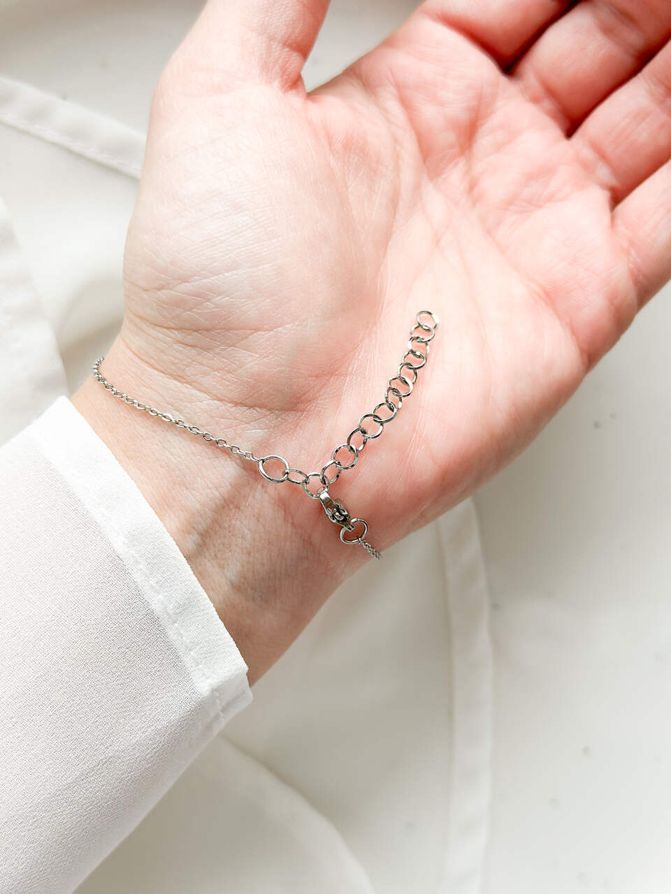 bransoletka z niezapominajką, srebrna bransoletka z żywicy, bransoletka z kwiatem w żywicy, biżuteria z niezapominajką, ręcznie robiona bransoletka, bransoletka handmade, bransoletka z żywicy epoksydowej, bransoletka z kwiatami, srebrna biżuteria z żywicy, prezent dla niej