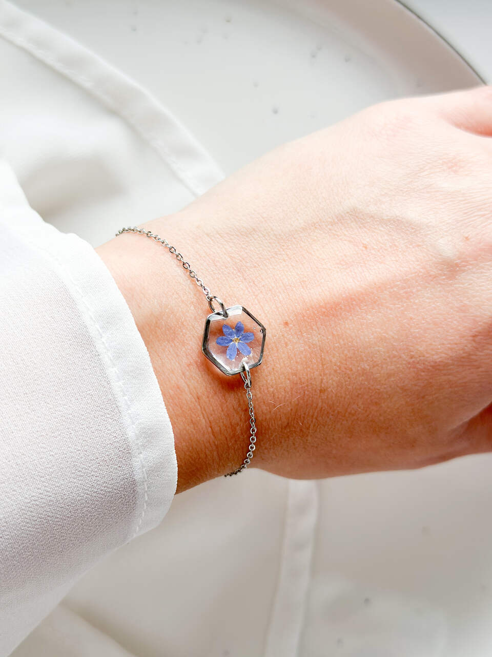 bransoletka z niezapominajką, srebrna bransoletka z żywicy, bransoletka z kwiatem w żywicy, biżuteria z niezapominajką, ręcznie robiona bransoletka, bransoletka handmade, bransoletka z żywicy epoksydowej, bransoletka z kwiatami, srebrna biżuteria z żywicy, prezent dla niej