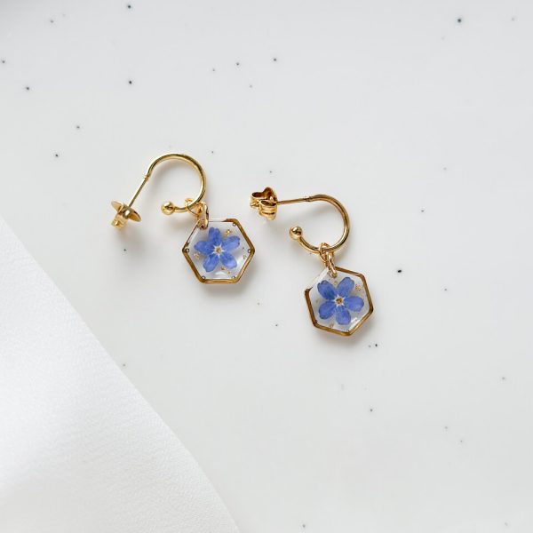 kolczyki z niezapominajką, złote kolczyki z żywicy, biżuteria z żywicy ręcznie robiona, kolczyki z kwiatami, kolczyki handmade, złote kolczyki z niezapominajką, biżuteria z prawdziwymi kwiatami, eleganckie kolczyki z żywicy