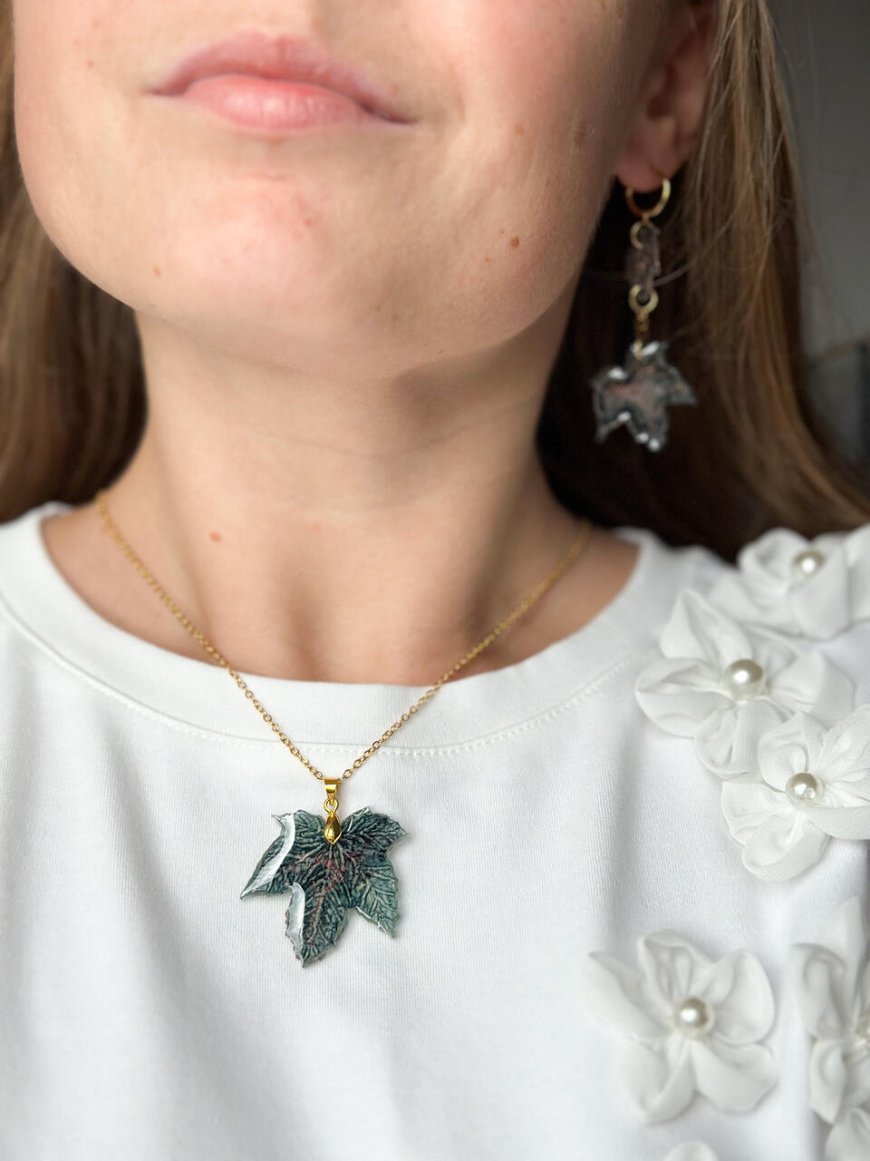 naszyjnik liść klonu, ręcznie malowany naszyjnik, biżuteria z żywicy, naszyjnik z żywicy epoksydowej, złoty naszyjnik handmade, dwustronny naszyjnik, artystyczna biżuteria z żywicy, naszyjnik liść ręcznie malowany, złota biżuteria handmade, naszyjnik inspirowany naturą