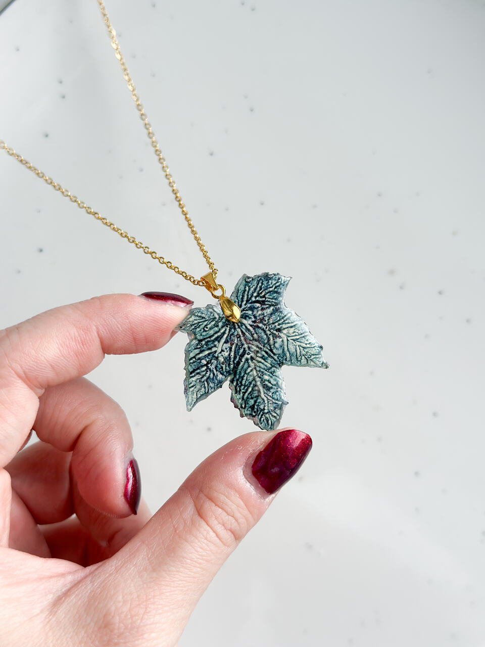 naszyjnik liść klonu, ręcznie malowany naszyjnik, biżuteria z żywicy, naszyjnik z żywicy epoksydowej, złoty naszyjnik handmade, dwustronny naszyjnik, artystyczna biżuteria z żywicy, naszyjnik liść ręcznie malowany, złota biżuteria handmade, naszyjnik inspirowany naturą