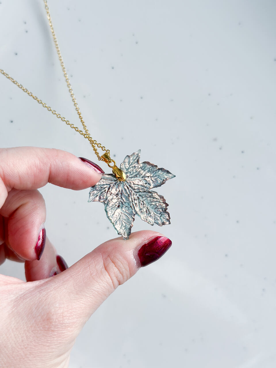 naszyjnik liść klonu, ręcznie malowany naszyjnik, biżuteria z żywicy, naszyjnik z żywicy epoksydowej, złoty naszyjnik handmade, dwustronny naszyjnik, artystyczna biżuteria z żywicy, naszyjnik liść ręcznie malowany, złota biżuteria handmade, naszyjnik inspirowany naturą