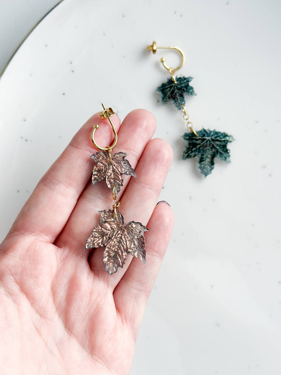 kolczyki liście klonu, ręcznie malowane kolczyki, kolczyki z żywicy, złote kolczyki handmade, biżuteria artystyczna, kolczyki dwustronne, lekkie kolczyki z żywicy, kolczyki handmade, kolczyki liście, kolczyki z motywem natury, długie kolczyki złote, kolczyki rękodzieło, biżuteria z żywicy epoksydowej, artystyczne kolczyki z żywicy, unikalna biżuteria handmade