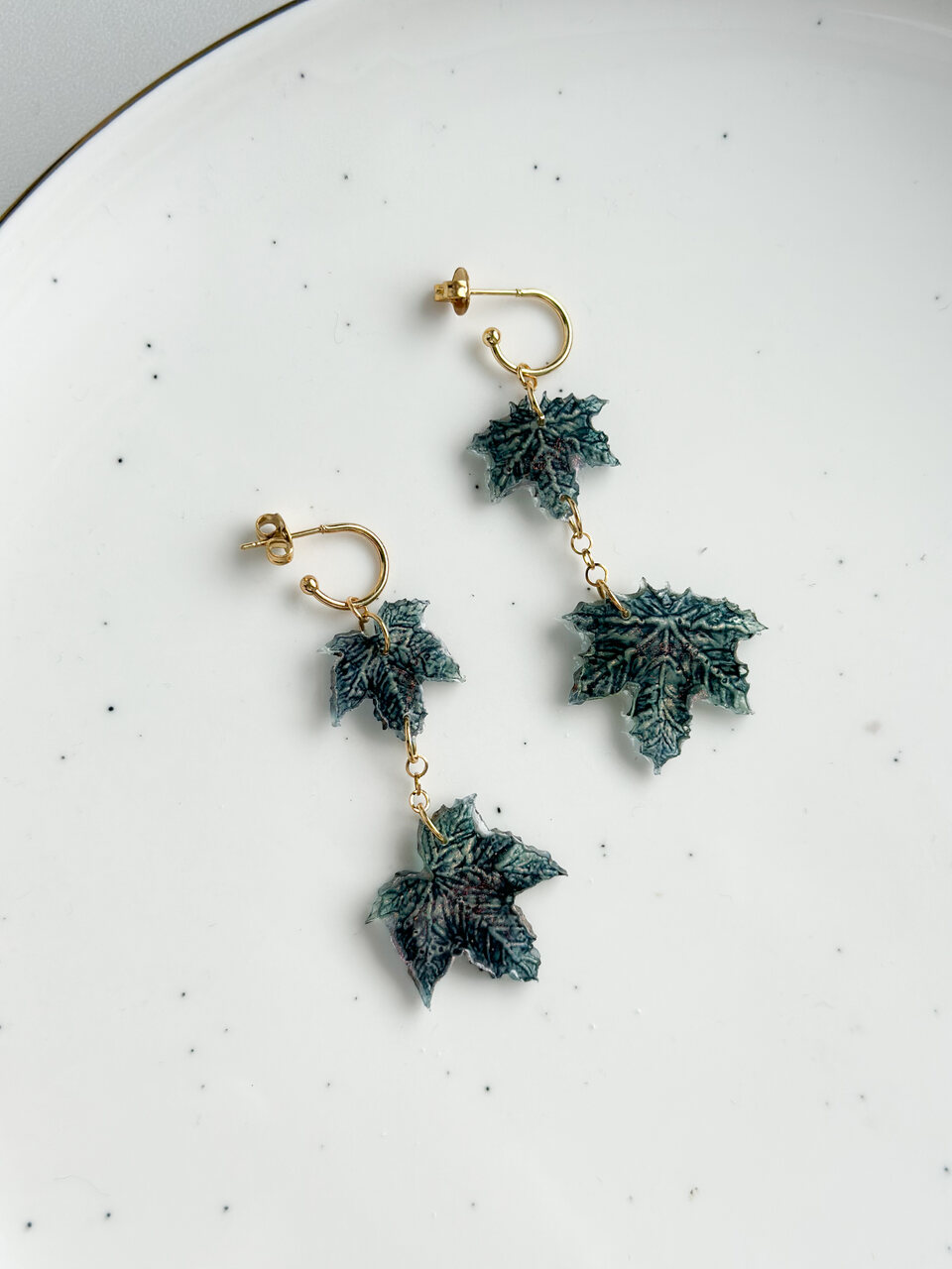 kolczyki liście klonu, ręcznie malowane kolczyki, kolczyki z żywicy, złote kolczyki handmade, biżuteria artystyczna, kolczyki dwustronne, lekkie kolczyki z żywicy, kolczyki handmade, kolczyki liście, kolczyki z motywem natury, długie kolczyki złote, kolczyki rękodzieło, biżuteria z żywicy epoksydowej, artystyczne kolczyki z żywicy, unikalna biżuteria handmade