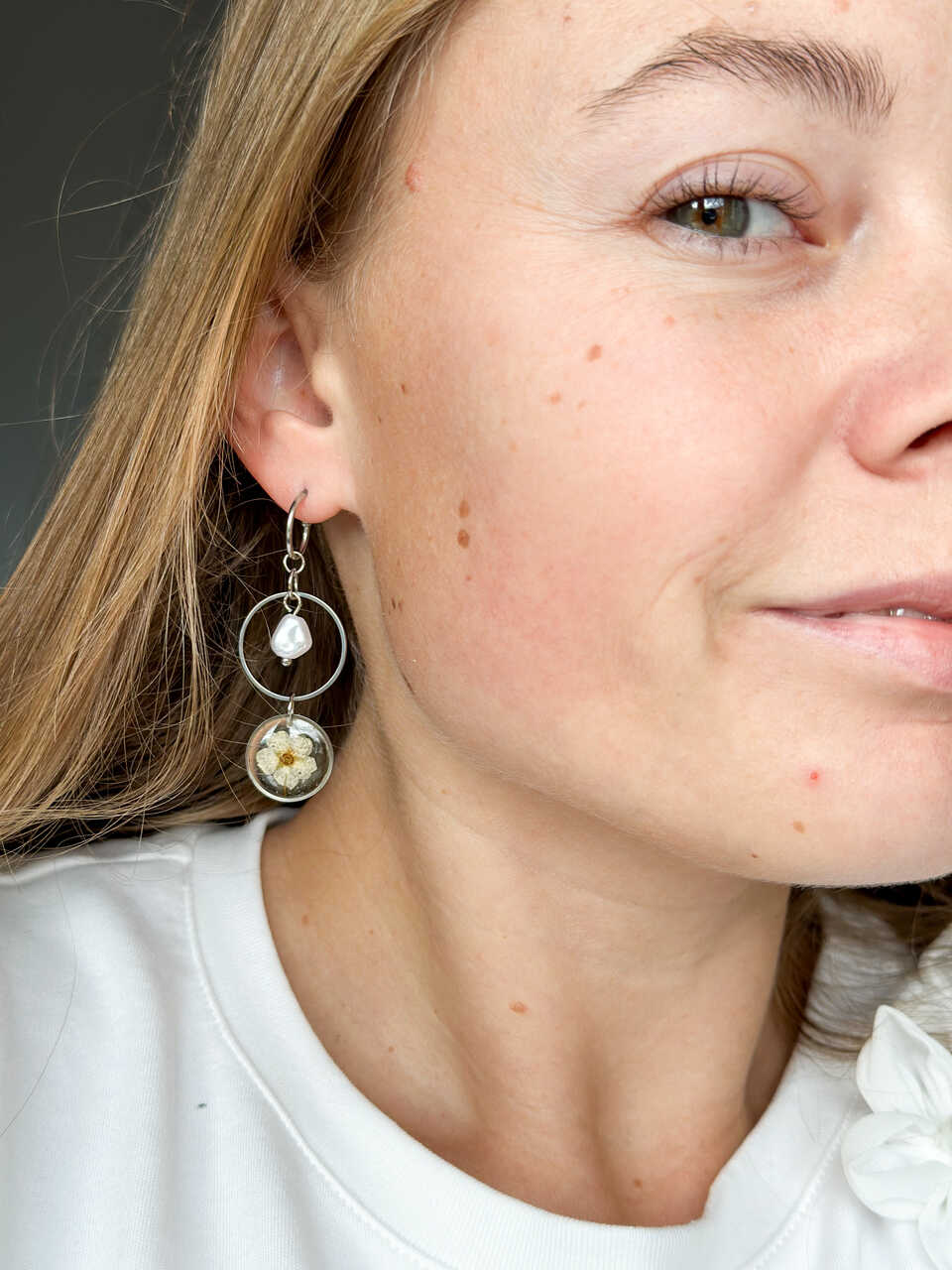 Kolczyki wiszące z kwiatem tawuły