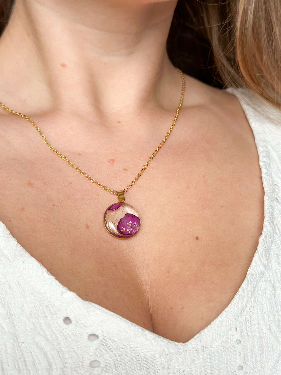 naszyjnik z goździkiem, biżuteria handmade, rękodzieło, naszyjnik z żywicy, ręcznie robiony naszyjnik, naturalna biżuteria, naszyjnik z prawdziwym kwiatem, złoty naszyjnik, unikatowa biżuteria