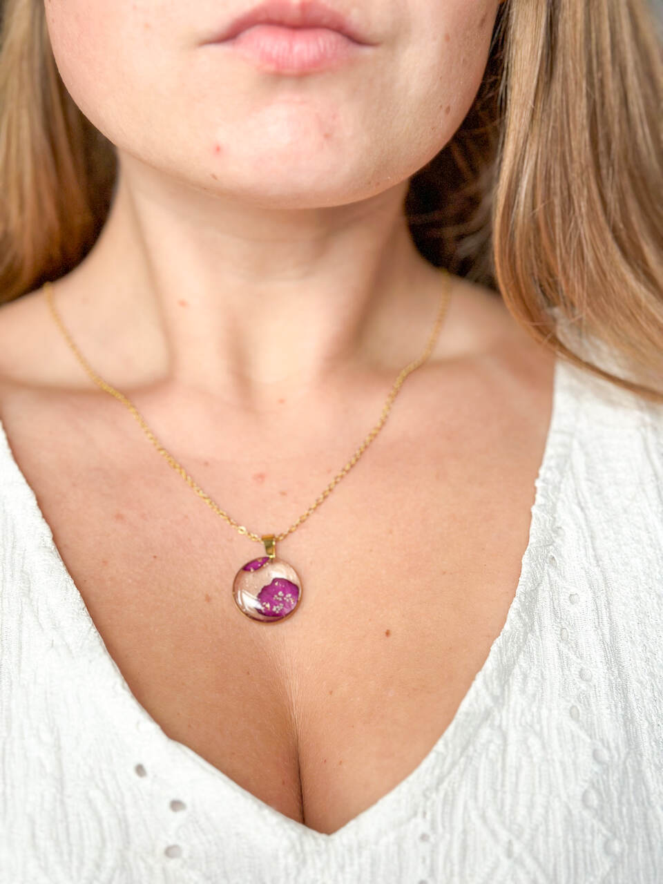 naszyjnik z goździkiem, biżuteria handmade, rękodzieło, naszyjnik z żywicy, ręcznie robiony naszyjnik, naturalna biżuteria, naszyjnik z prawdziwym kwiatem, złoty naszyjnik, unikatowa biżuteria