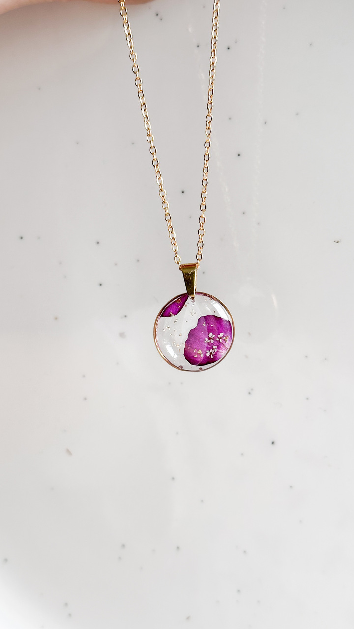 naszyjnik z goździkiem, biżuteria handmade, rękodzieło, naszyjnik z żywicy, ręcznie robiony naszyjnik, naturalna biżuteria, naszyjnik z prawdziwym kwiatem, złoty naszyjnik, unikatowa biżuteria