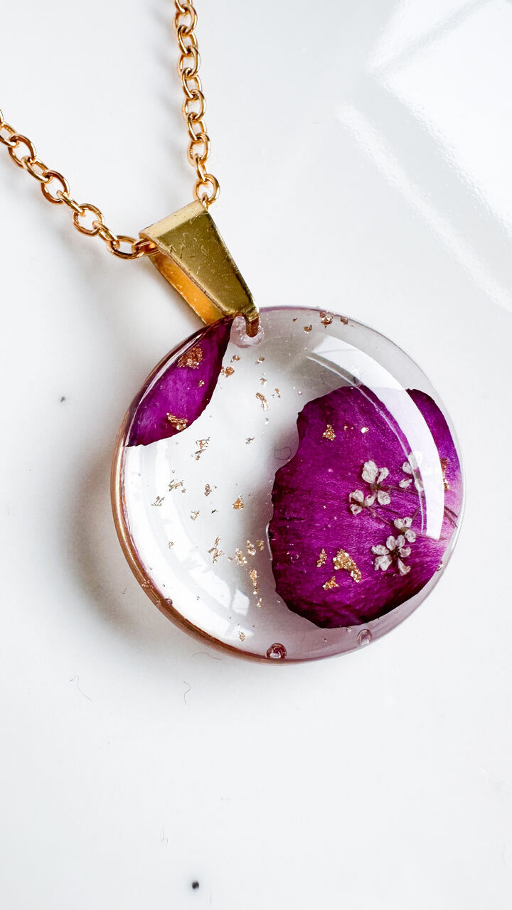 naszyjnik z goździkiem, biżuteria handmade, rękodzieło, naszyjnik z żywicy, ręcznie robiony naszyjnik, naturalna biżuteria, naszyjnik z prawdziwym kwiatem, złoty naszyjnik, unikatowa biżuteria