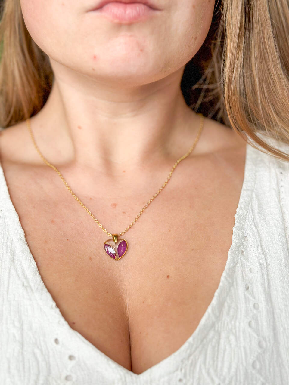 naszyjnik z goździkiem, biżuteria handmade, rękodzieło, naszyjnik ręcznie robiony, biżuteria z żywicy, ręcznie robiona biżuteria, naszyjnik serce, naszyjnik z kwiatem, prezent dla niej, unikalna biżuteria