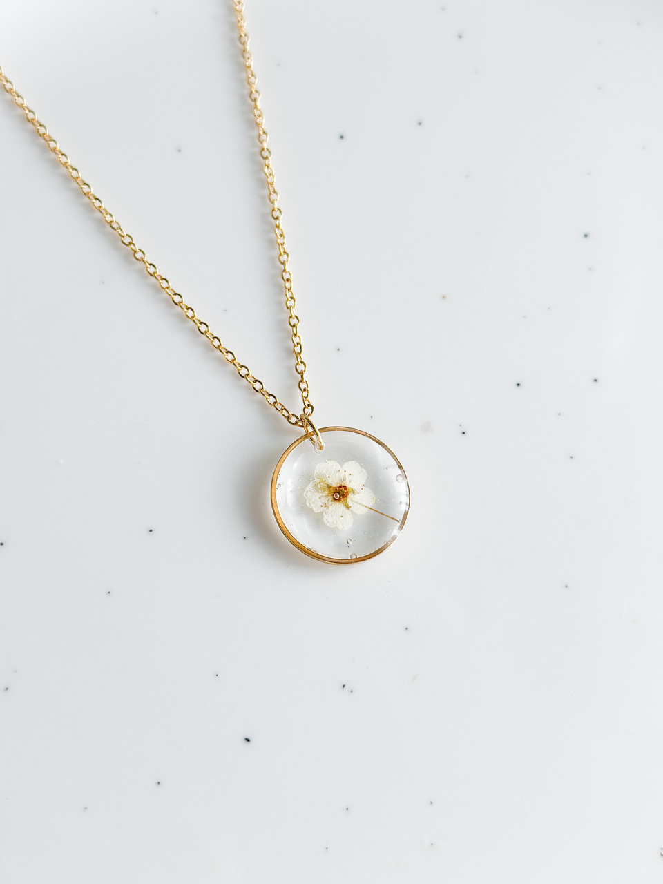 naszyjnik z kwiatem, naszyjnik z tawułą, biżuteria z żywicy, złoty naszyjnik handmade, naszyjnik z prawdziwym kwiatem