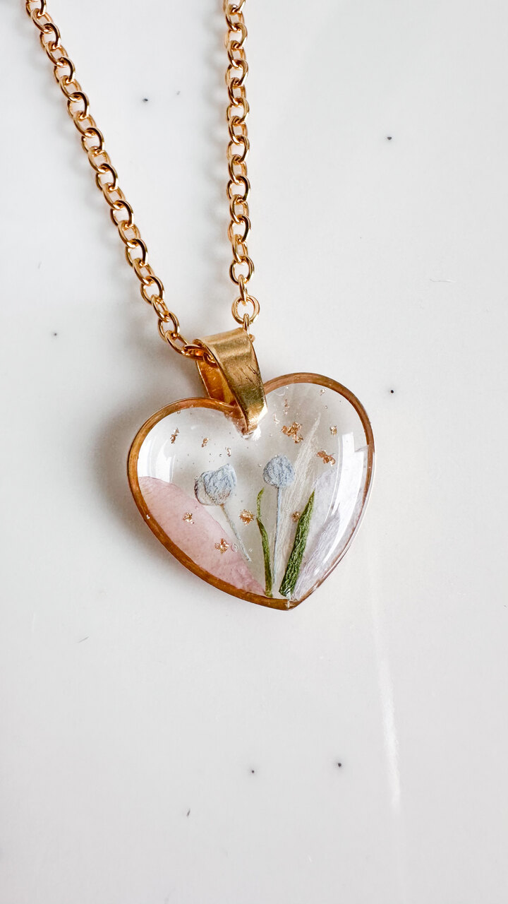 naszyjnik z kwiatami, biżuteria handmade, rękodzieło, naszyjnik z różą, naszyjnik z hortensją, naszyjnik z gipsówką, biżuteria z żywicy, prezent dla niej, naszyjnik serce, unikalna biżuteria