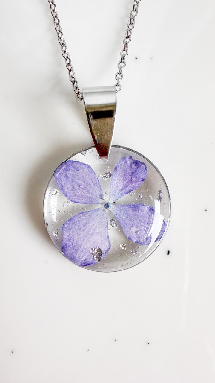 naszyjnik z hortensją, biżuteria handmade, biżuteria z żywicy, rękodzieło, naszyjnik z kwiatem, naszyjnik srebrny, naszyjnik z niebieską hortensją, prezent dla niej, unikalna biżuteria, naturalna biżuteria