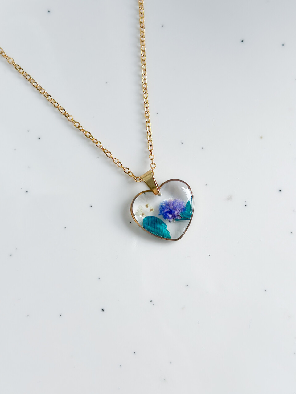 naszyjnik z niebieskimi kwiatami, naszyjnik z różą, naszyjnik z gipsówką, biżuteria handmade, biżuteria z żywicy, rękodzieło, naszyjnik serce, złoty naszyjnik z żywicy, prezent dla niej, unikalna biżuteria, naturalna biżuteria