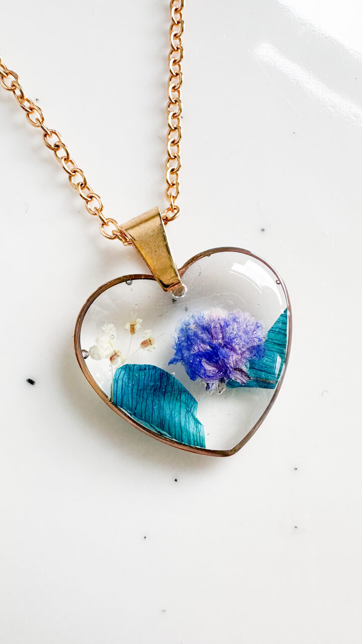 naszyjnik z niebieskimi kwiatami, naszyjnik z różą, naszyjnik z gipsówką, biżuteria handmade, biżuteria z żywicy, rękodzieło, naszyjnik serce, złoty naszyjnik z żywicy, prezent dla niej, unikalna biżuteria, naturalna biżuteria