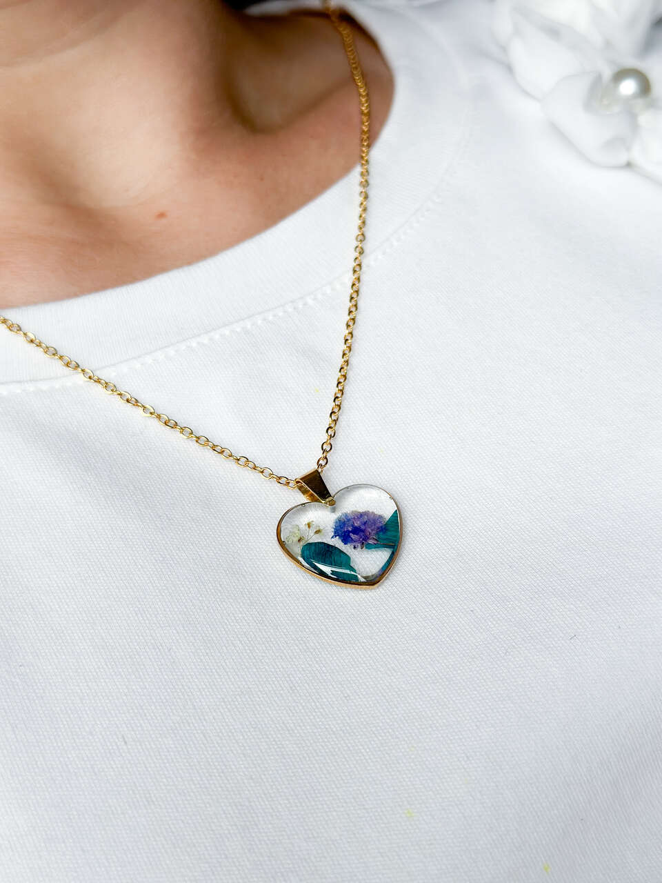 naszyjnik z niebieskimi kwiatami, naszyjnik z różą, naszyjnik z gipsówką, biżuteria handmade, biżuteria z żywicy, rękodzieło, naszyjnik serce, złoty naszyjnik z żywicy, prezent dla niej, unikalna biżuteria, naturalna biżuteria