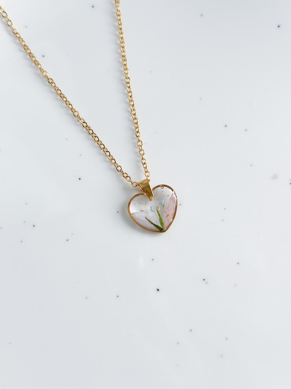 naszyjnik z kwiatami, biżuteria handmade, rękodzieło, naszyjnik z różą, naszyjnik z hortensją, naszyjnik z gipsówką, biżuteria z żywicy, prezent dla niej, naszyjnik serce, unikalna biżuteria