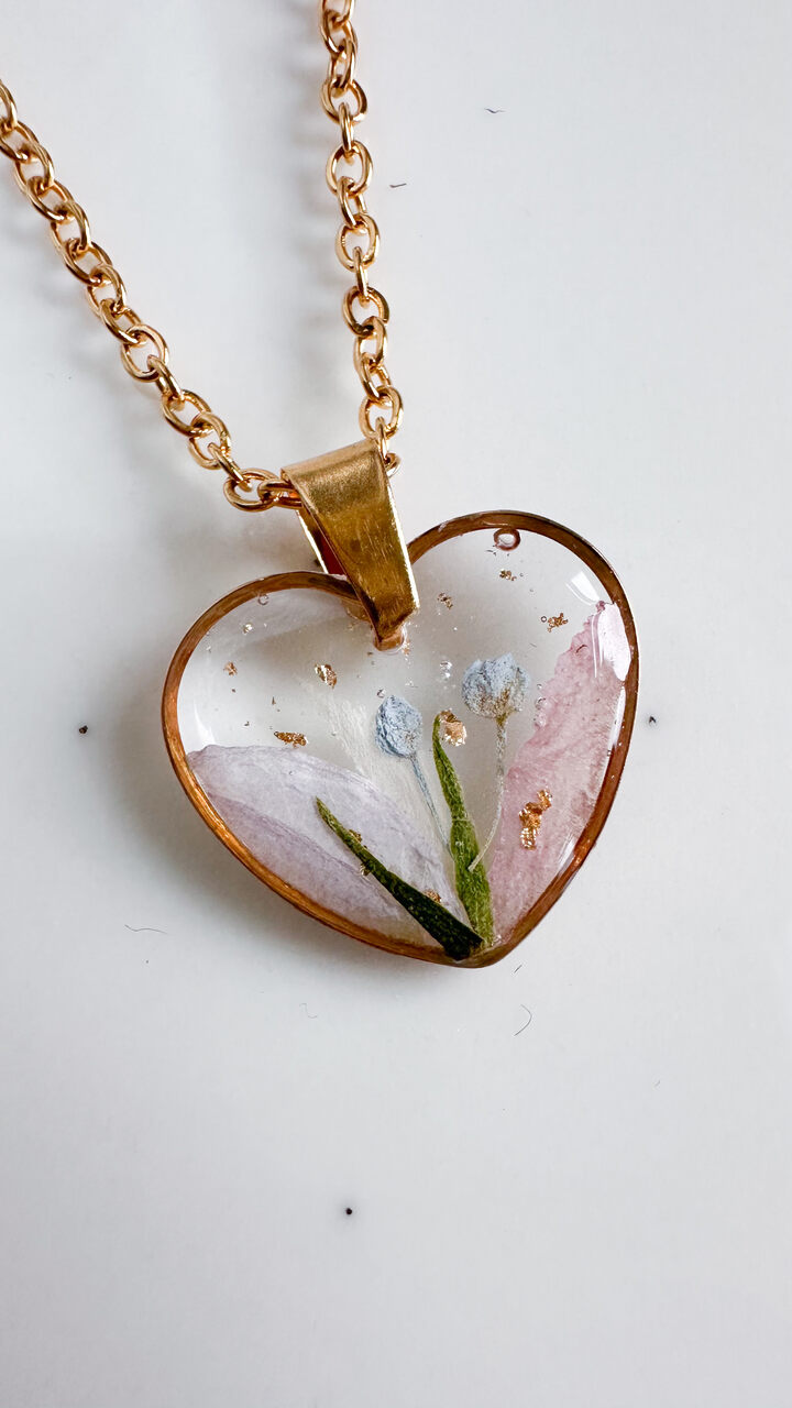 naszyjnik z kwiatami, biżuteria handmade, rękodzieło, naszyjnik z różą, naszyjnik z hortensją, naszyjnik z gipsówką, biżuteria z żywicy, prezent dla niej, naszyjnik serce, unikalna biżuteria