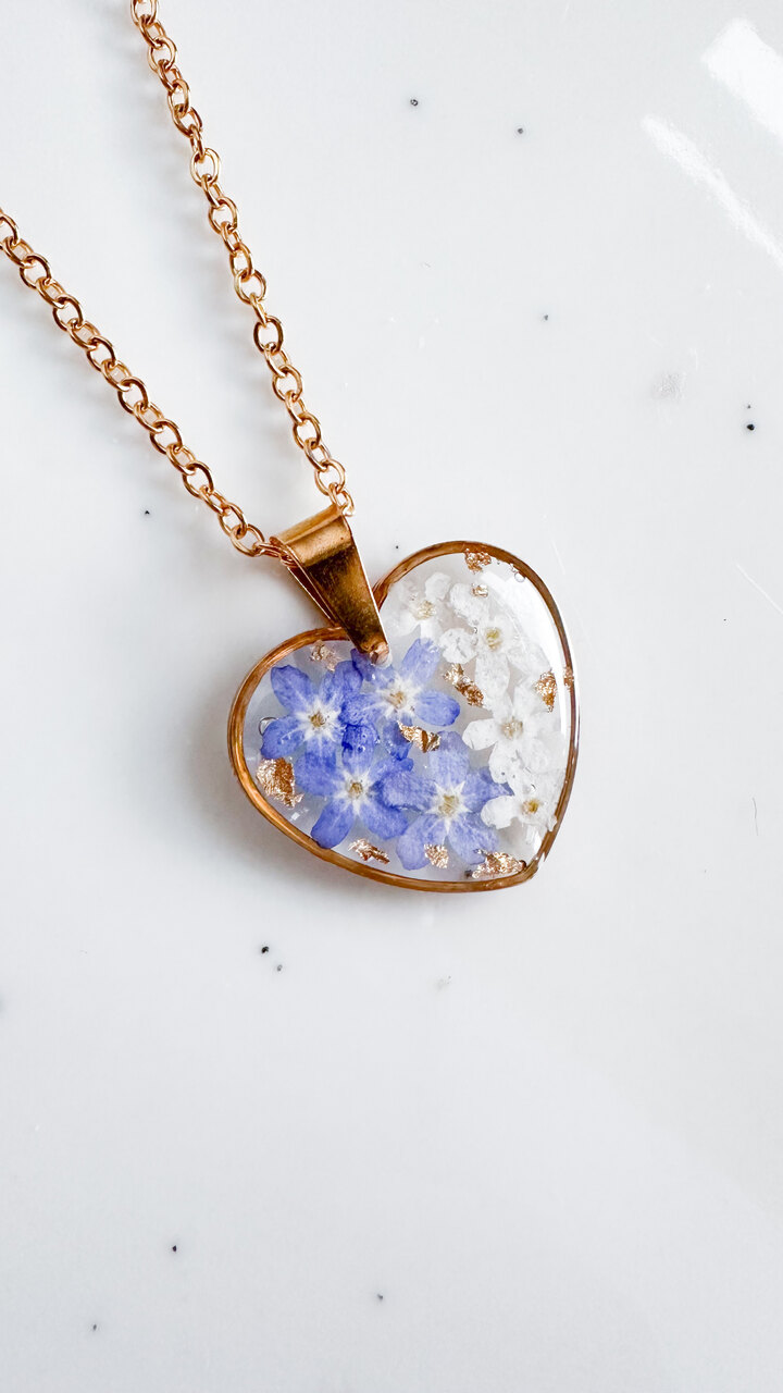 naszyjnik z niezapominajkami, biżuteria handmade, naszyjnik z żywicy, naszyjnik serce, naszyjnik z kwiatami, biżuteria z żywicy, ręcznie robiona biżuteria, naszyjnik z prawdziwymi kwiatami, złoty naszyjnik z kwiatami, prezent dla niej, romantyczna biżuteria, naszyjnik z niebieskimi kwiatami, naszyjnik z białymi niezapominajkami