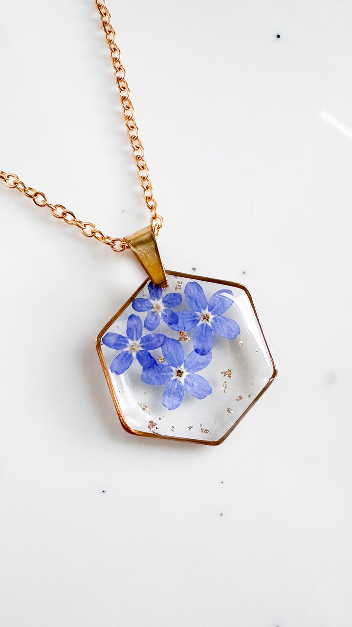 naszyjnik z niezapominajkami, biżuteria handmade, biżuteria z żywicy, rękodzieło, naszyjnik sześcian, naszyjnik złoty, naszyjnik z kwiatami, prezent dla niej, niebieskie niezapominajki, unikalna biżuteria