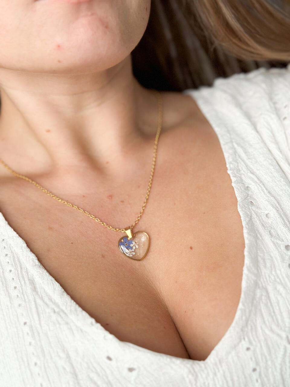 naszyjnik z niezapominajkami, biżuteria handmade, naszyjnik z żywicy, naszyjnik serce, naszyjnik z kwiatami, biżuteria z żywicy, ręcznie robiona biżuteria, naszyjnik z prawdziwymi kwiatami, złoty naszyjnik z kwiatami, prezent dla niej, romantyczna biżuteria, naszyjnik z niebieskimi kwiatami, naszyjnik z białymi niezapominajkami