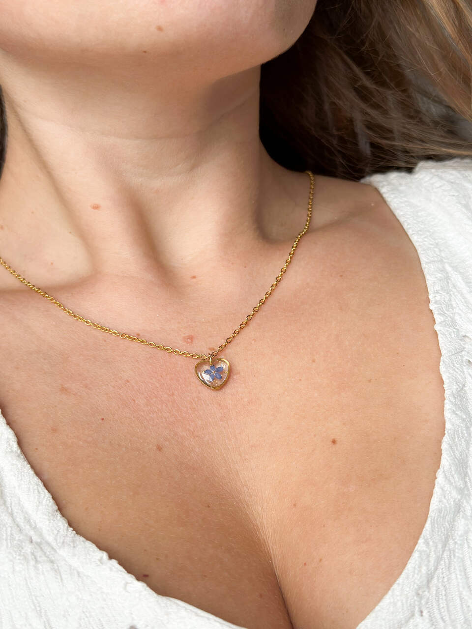 naszyjnik z niezapominajką, biżuteria handmade, biżuteria z żywicy, rękodzieło, naszyjnik serce, naszyjnik z kwiatem, złoty naszyjnik, delikatna biżuteria, prezent dla niej, naszyjnik z prawdziwym kwiatem, naszyjnik z żywicy epoksydowej, unikalna biżuteria, kwiatowa biżuteria, naszyjnik z niebieskim kwiatem