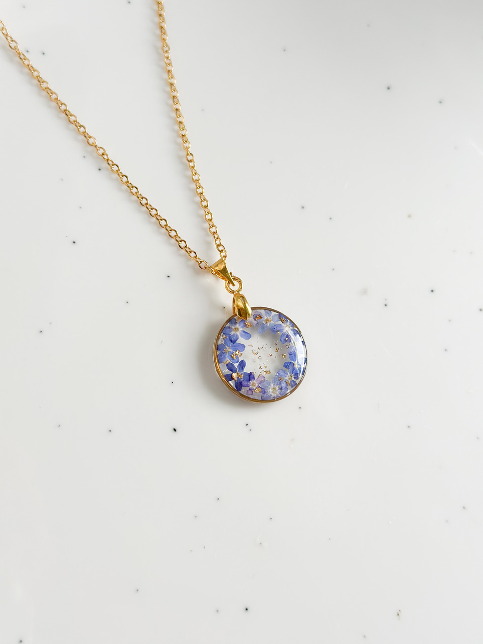 naszyjnik z niezapominajkami, naszyjnik z kołem, biżuteria handmade, rękodzieło, naszyjnik z kwiatami, biżuteria z żywicy, prezent dla niej, naszyjnik złoty, niebieskie niezapominajki, unikalna biżuteria