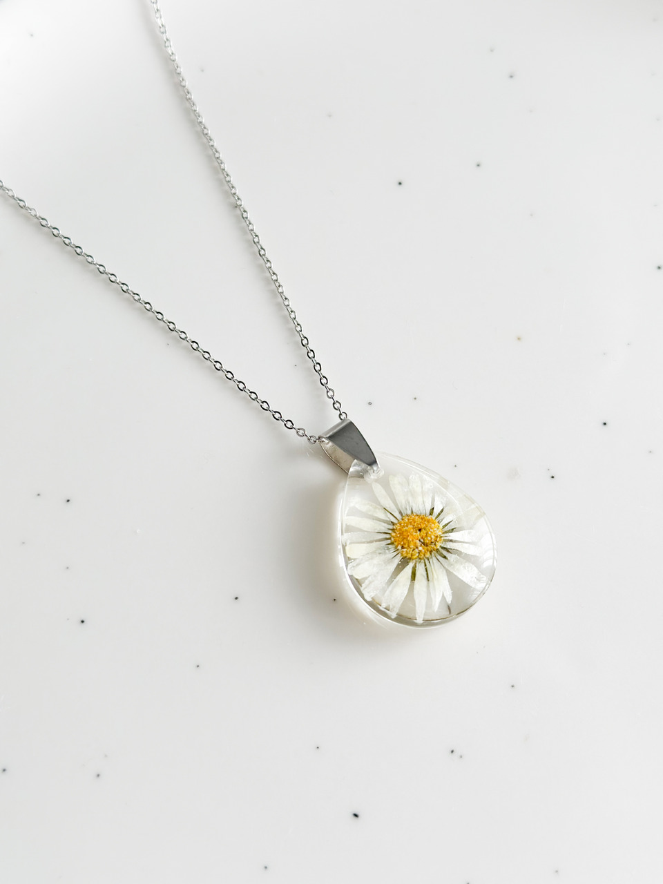 naszyjnik ze stokrotką, biżuteria z żywicy, naturalna biżuteria, naszyjnik z kwiatem, biżuteria handmade, naszyjnik łezka z żywicy