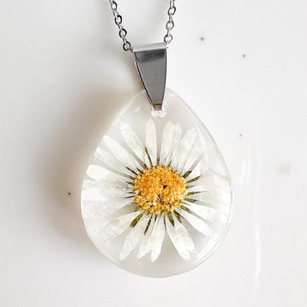 naszyjnik ze stokrotką, biżuteria z żywicy, naturalna biżuteria, naszyjnik z kwiatem, biżuteria handmade, naszyjnik łezka z żywicy