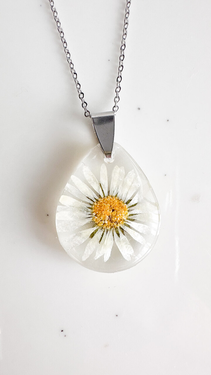 naszyjnik ze stokrotką, biżuteria z żywicy, naturalna biżuteria, naszyjnik z kwiatem, biżuteria handmade, naszyjnik łezka z żywicy