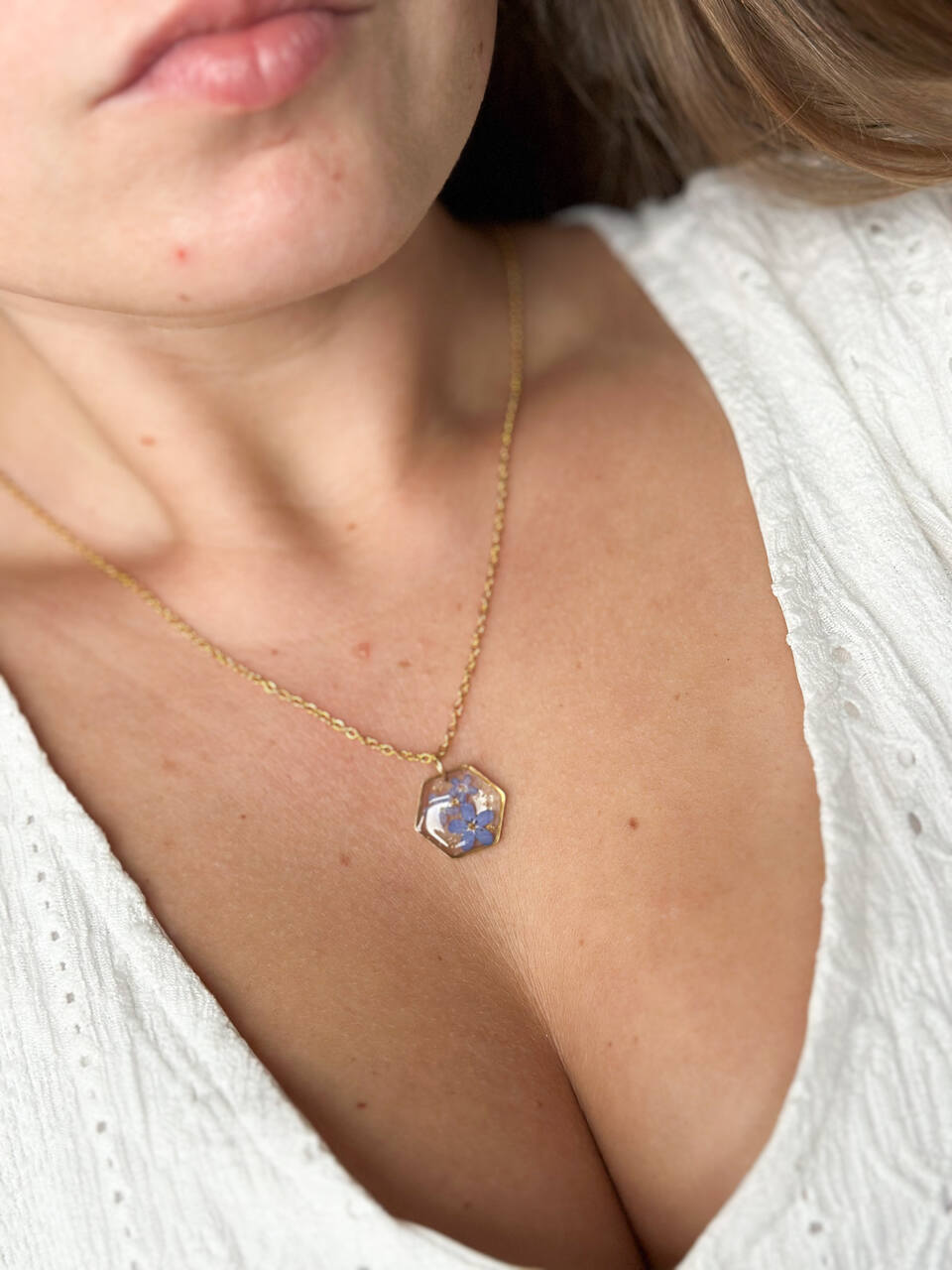 naszyjnik z niezapominajkami, biżuteria handmade, biżuteria z żywicy, rękodzieło, naszyjnik sześcian, naszyjnik złoty, naszyjnik z kwiatami, prezent dla niej, niebieskie niezapominajki, unikalna biżuteria