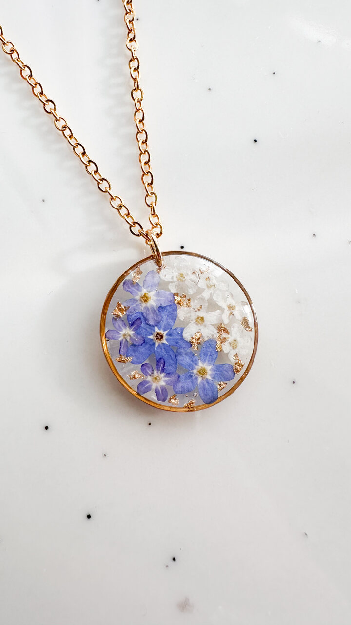 naszyjnik z niezapominajkami, biżuteria handmade, biżuteria z żywicy, rękodzieło, naszyjnik koło, naszyjnik złoty, naszyjnik z kwiatami, prezent dla niej, niebieskie niezapominajki, białe niezapominajki, unikalna biżuteria