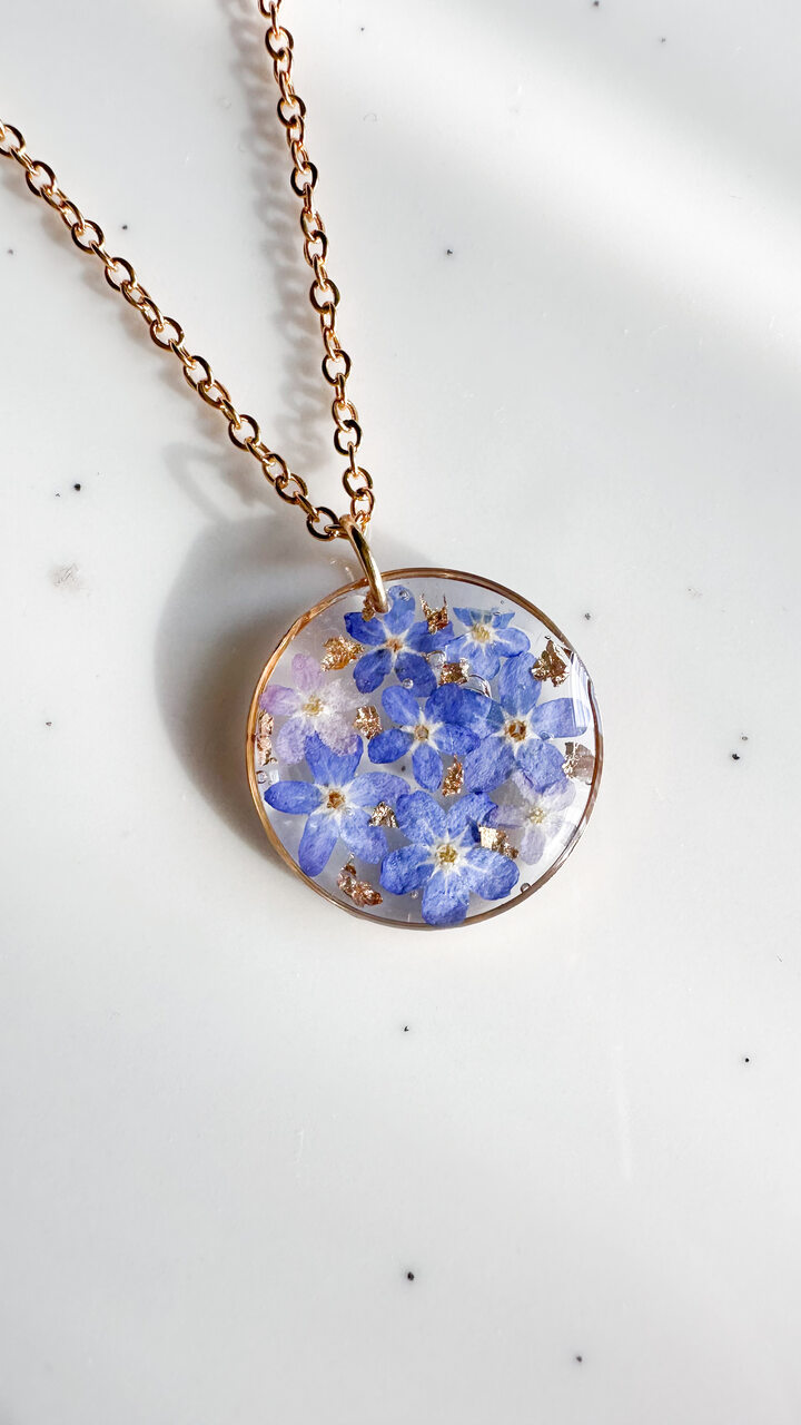 naszyjnik z niezapominajkami, biżuteria handmade, biżuteria z żywicy, rękodzieło, naszyjnik koło, naszyjnik złoty, naszyjnik z kwiatami, prezent dla niej, niebieskie niezapominajki, unikalna biżuteria