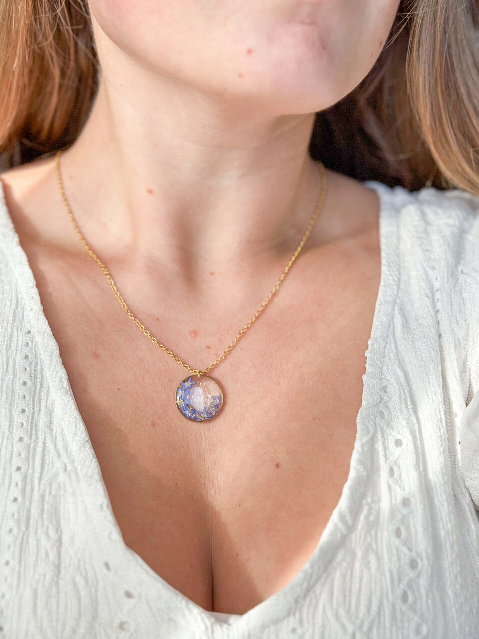 naszyjnik z niezapominajkami, biżuteria handmade, biżuteria z żywicy, rękodzieło, naszyjnik koło, naszyjnik złoty, naszyjnik z kwiatami, prezent dla niej, niebieskie niezapominajki, unikalna biżuteria