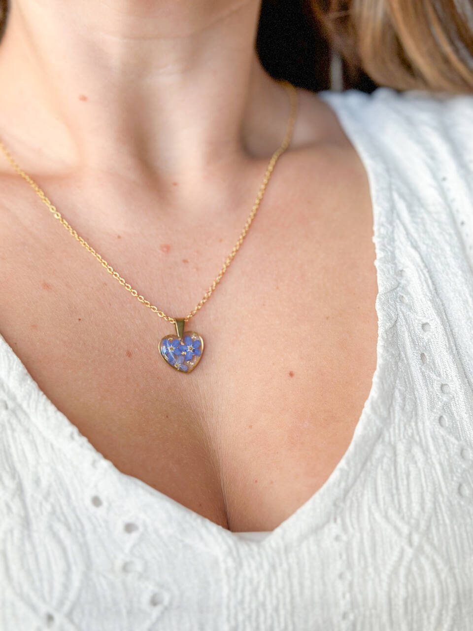 naszyjnik z niezapominajkami, biżuteria handmade, biżuteria z żywicy, rękodzieło, naszyjnik złote serce, naszyjnik z kwiatami, niebieskie niezapominajki, prezent dla niej, naszyjnik z żywicy, unikalna biżuteria